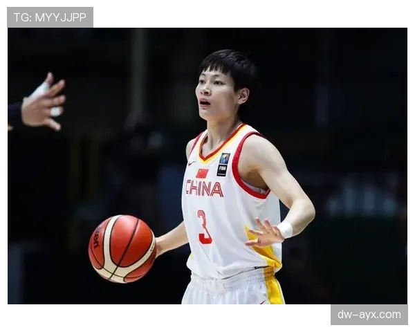 杨力维那日常造型和训练照怎么看都像隔壁家小姑娘，谁料场上简直番茄酱爆棚！