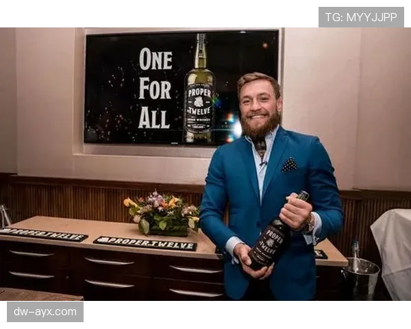 康纳·麦格雷戈在家喝红酒配蛋白粉，训练完直接开香槟冲澡